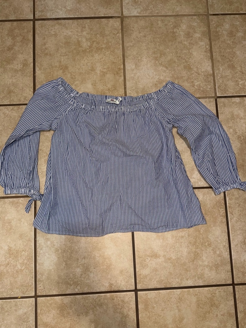 vineyard Vines Seersucker Off-the-shoulder top Size 8